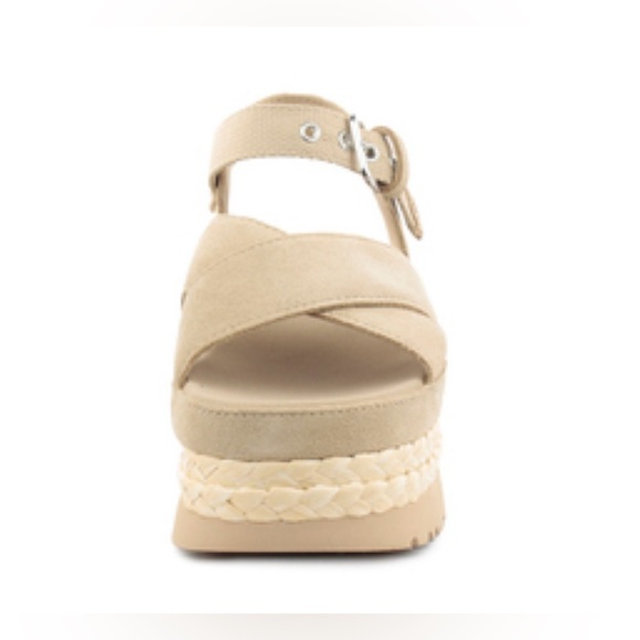 UGG
Women's Natural Aubrey Flatform Sandals Sz 9 (color sand) - Picture 4 of 11